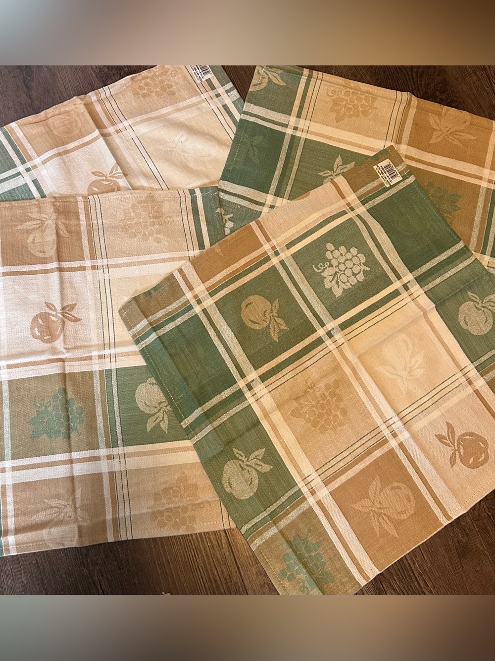 Unused Jacquard Fruit Napkins Set of 4
Green Tan 18”